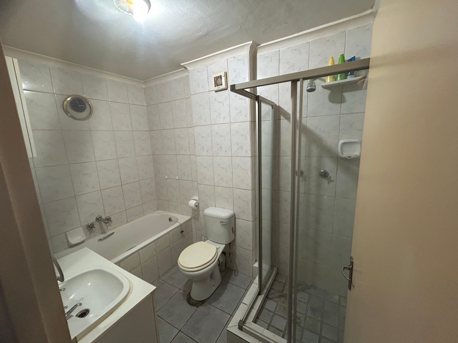 2 Bedroom Property for Sale in Oakglen Western Cape